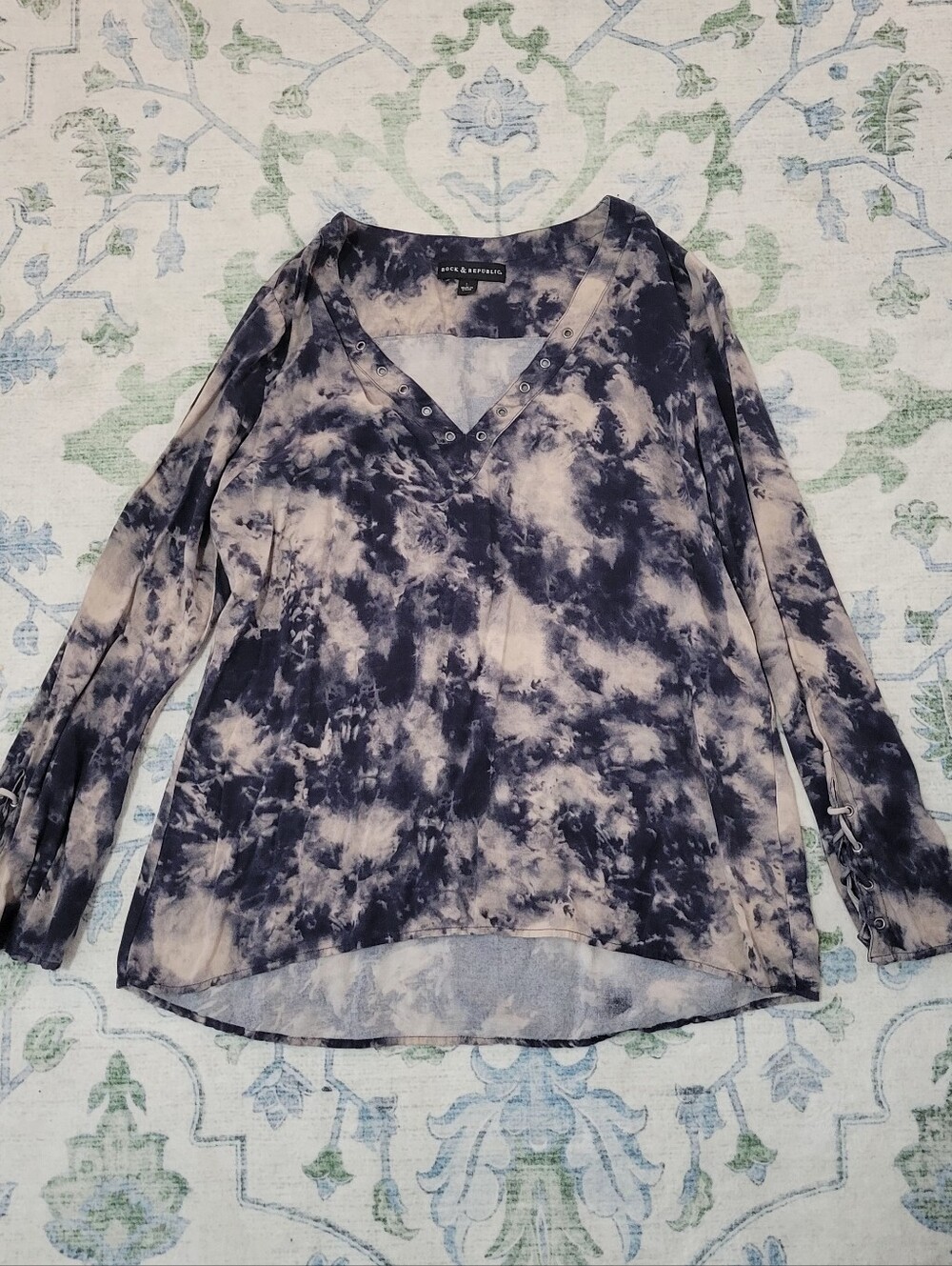 Black Tie-Dye V-Neck Long Sleeve Top